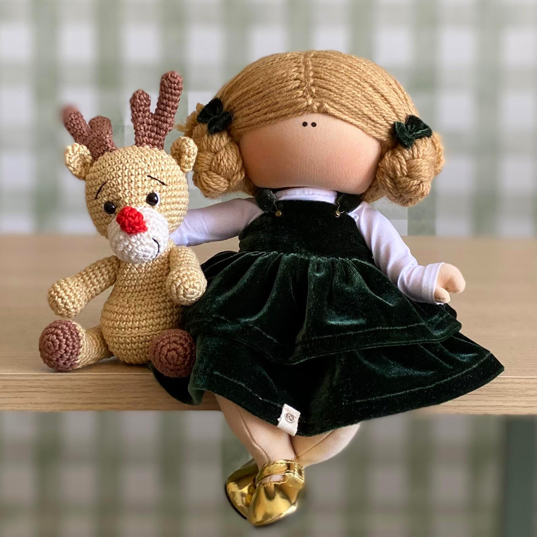 Coleção 2025 - Boneca Decorativa de Natal - Vestido Verde Rena