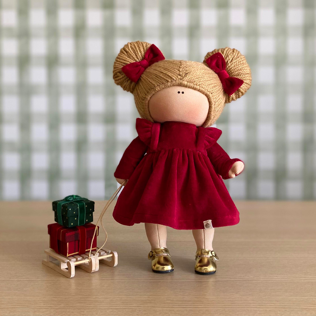 Coleção 2025 - Boneca Decorativa de Natal - Jardineira Vermelho Trenó